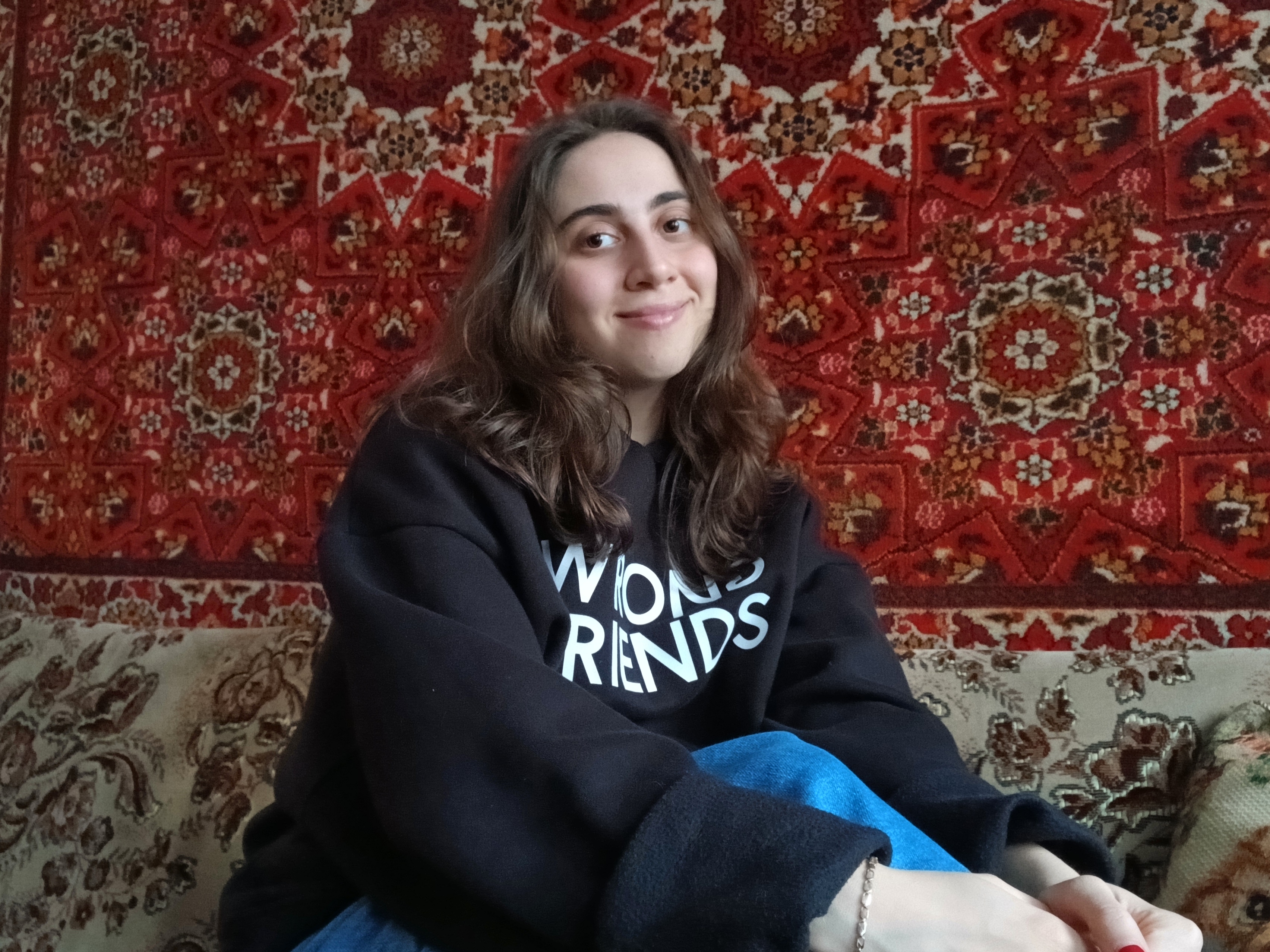 Weibliche Person mit mittellangen braunen Haaren