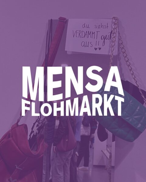 Im Hintergrund steht ein Spiegel, der mit Taschen behängt ist. Davor ist ein Logo mit der Aufschrift "MensaFlohmarkt"