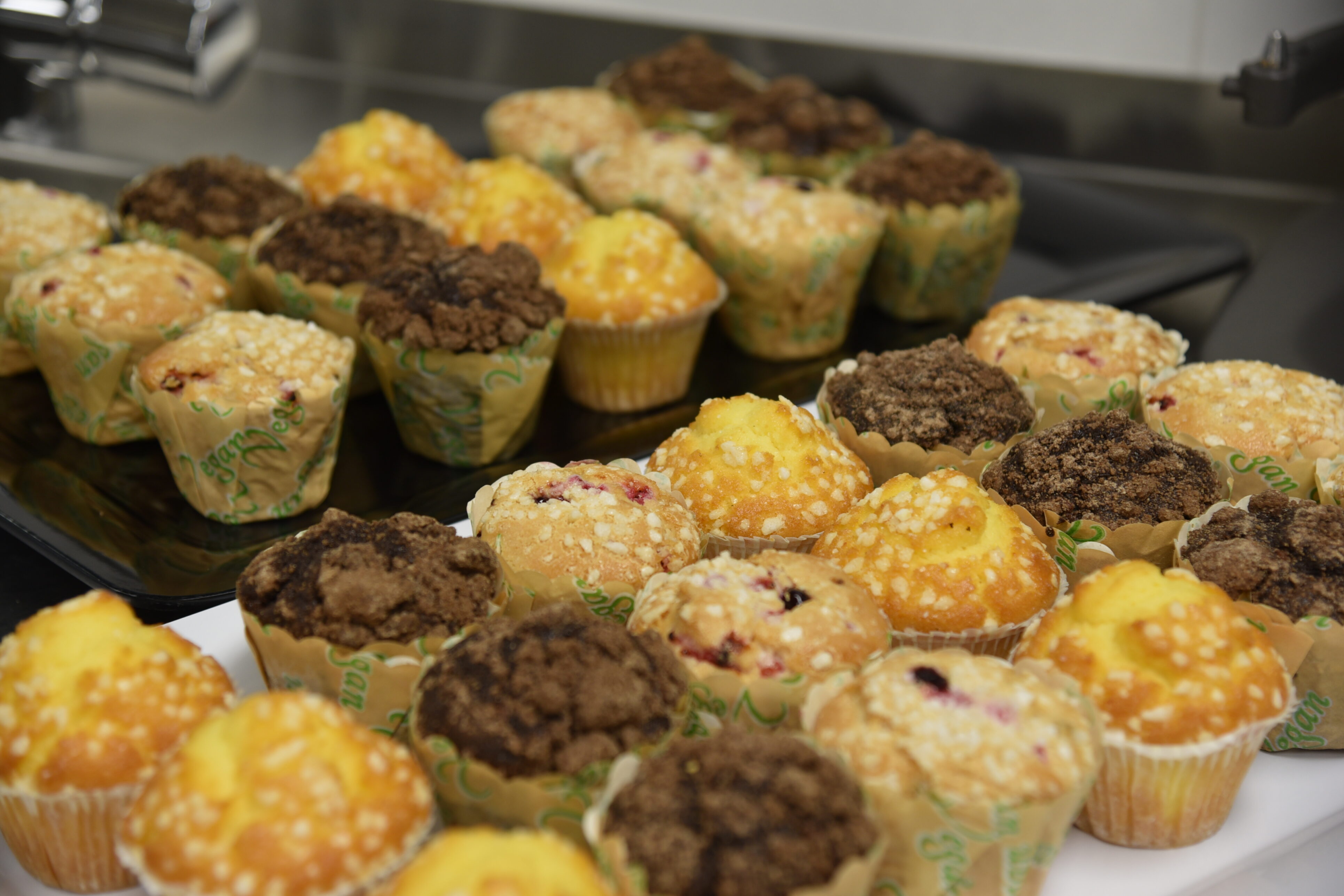 Eine Auswahl verschiedener kleiner Muffins auf Servierplatten