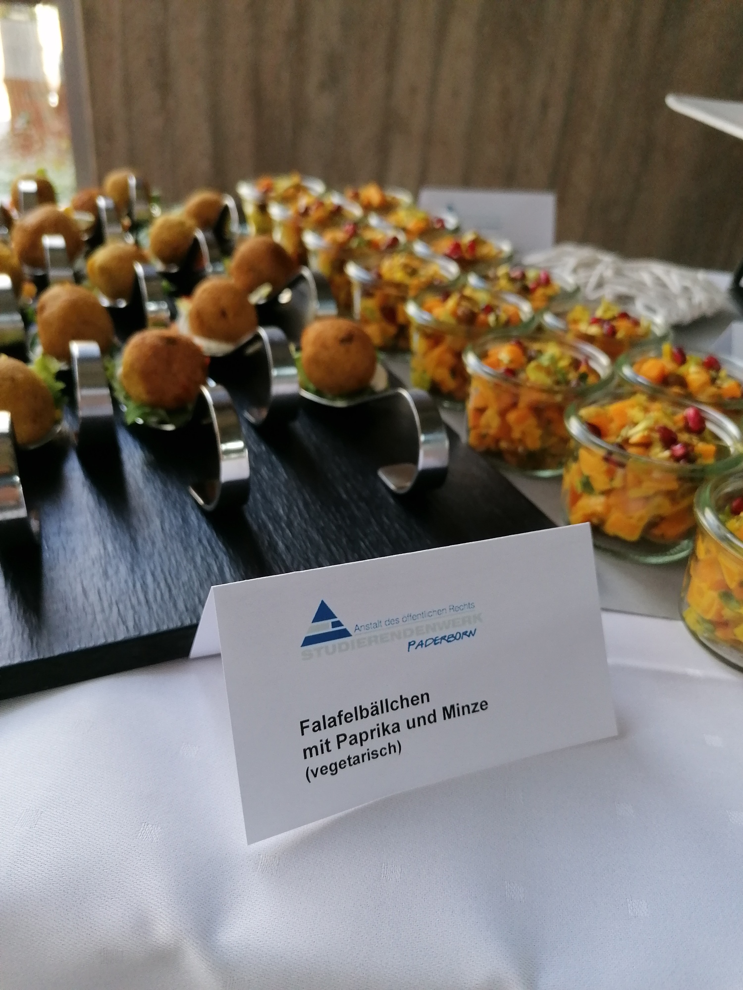 Ausschnitt eines Buffets mit verschiedenen Speisen in Gläsern oder auf Tellern angerichtet