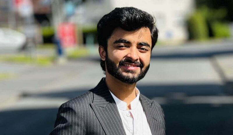 Männliche Person mit kurzen dunklen Haaren und Bart