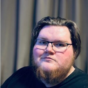 Eine männliche Person mit Brille und Bart