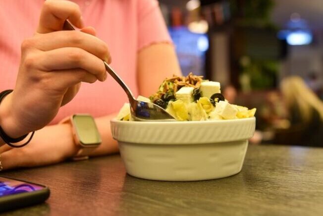 Foto von einer Porzelanschüssel mit Salat