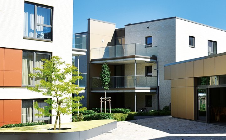 Studierendenwohnheim am Alois-Fuchs-Weg in Paderborn mit modernen Gebäuden und grünem Innenhof.