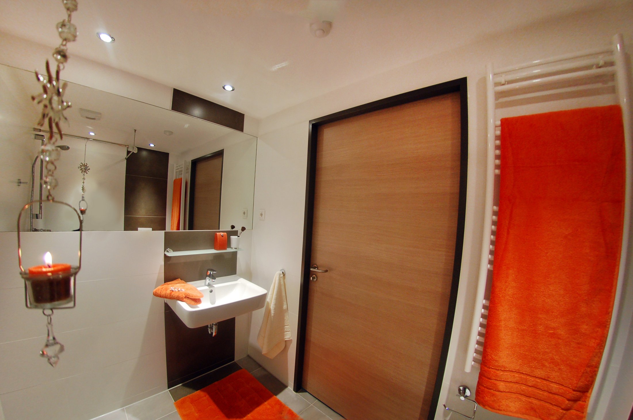 Badezimmer im Studierendenwohnheim Paderborn - Alois Fuchs Weg, modern ausgestattet mit Handtüchern in Orange.