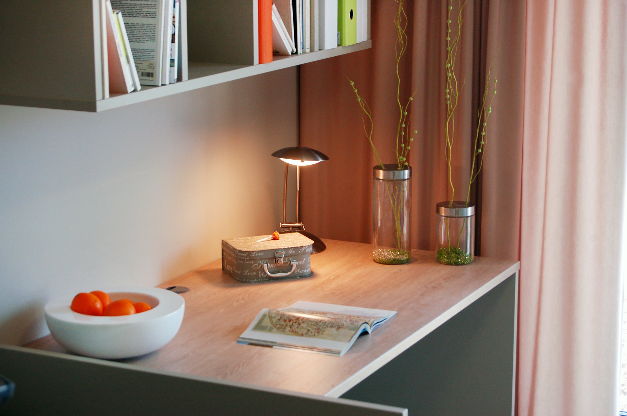 Modernes Studierendenwohnheim in Paderborn - Alois Fuchs Weg mit einem Schreibtisch, Dekoration und Pflanzen.