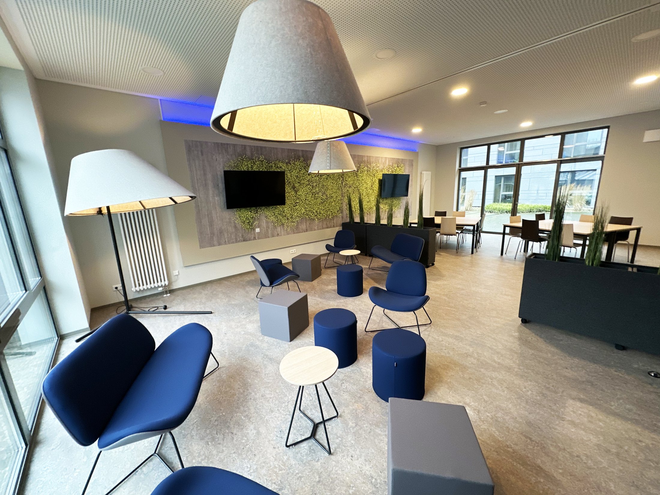 Modern lounge in the Paderborn-Lernraum_Vogeliusweg student residence with cosy seating and plants.