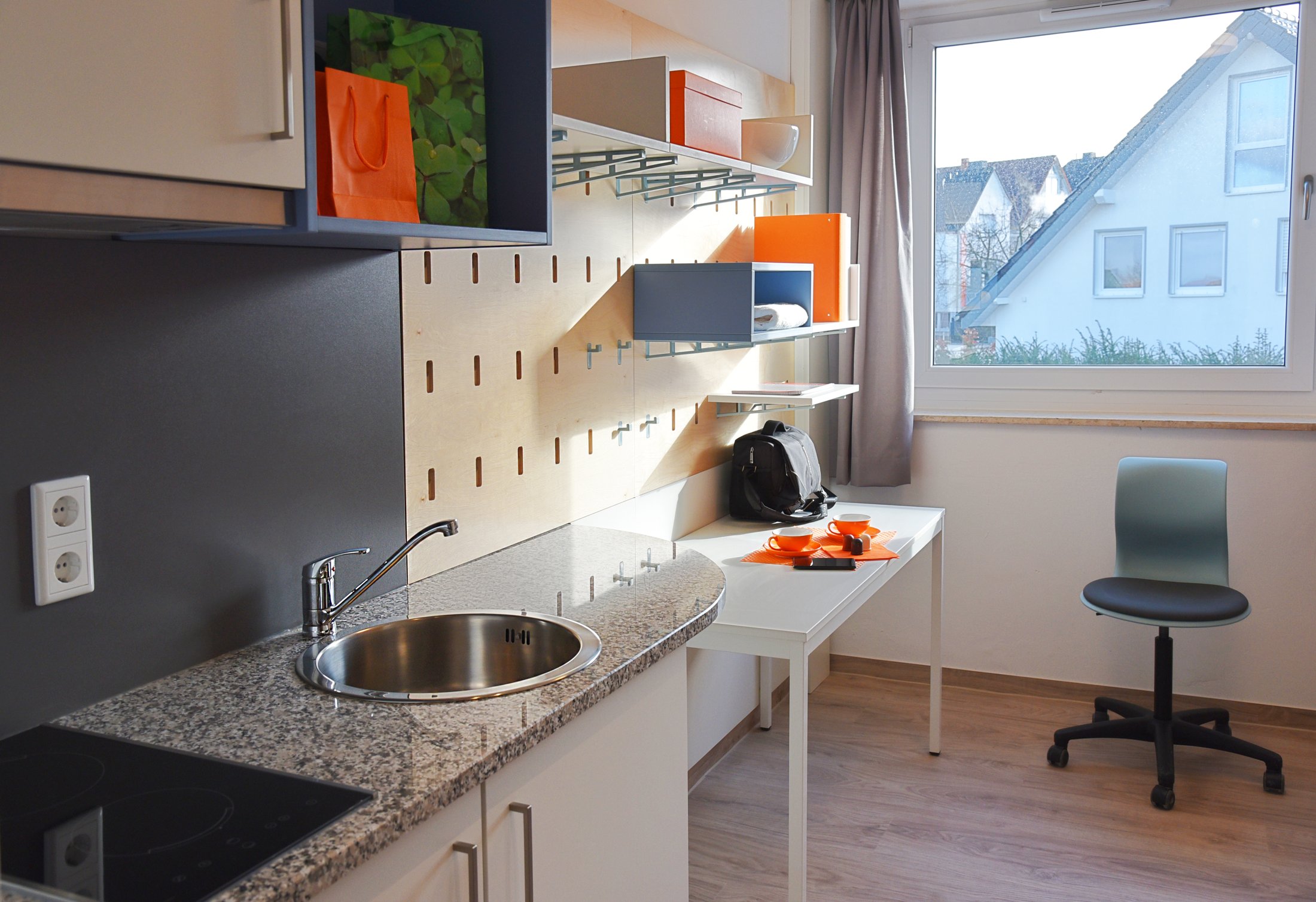 Student residence Paderborn-Peter_Hille_Weg_11: Bright room with kitchen, desk and view.