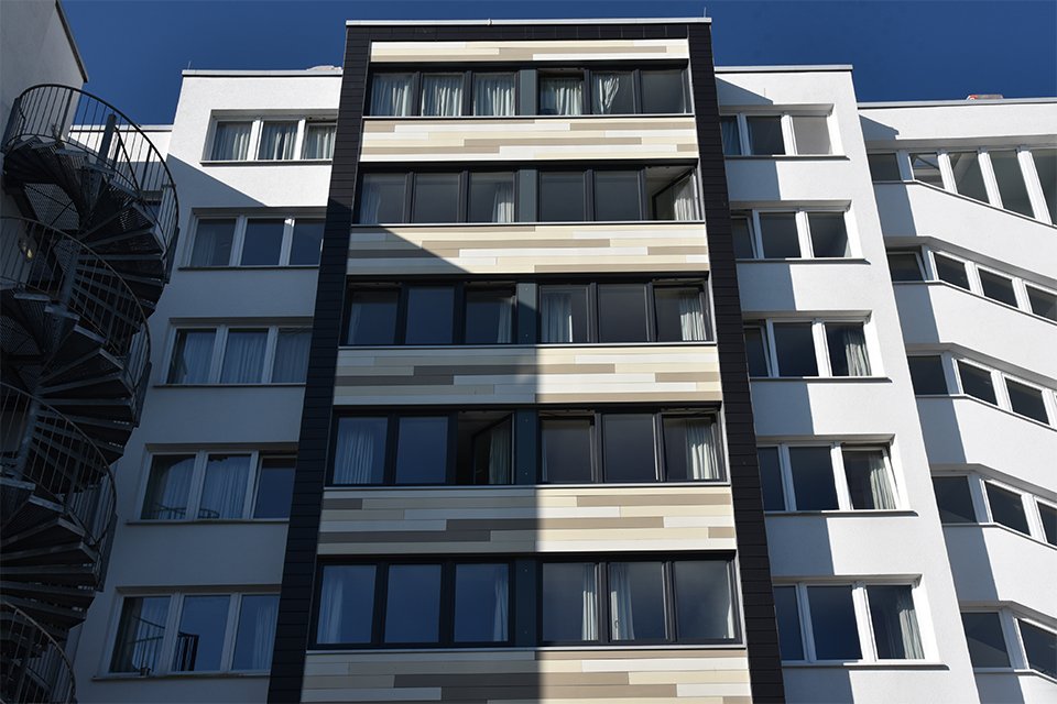 Studierendenwohnheim in Paderborn-Peter_Hille_Weg_13 mit moderner Fassade und spiralartiger Treppe.