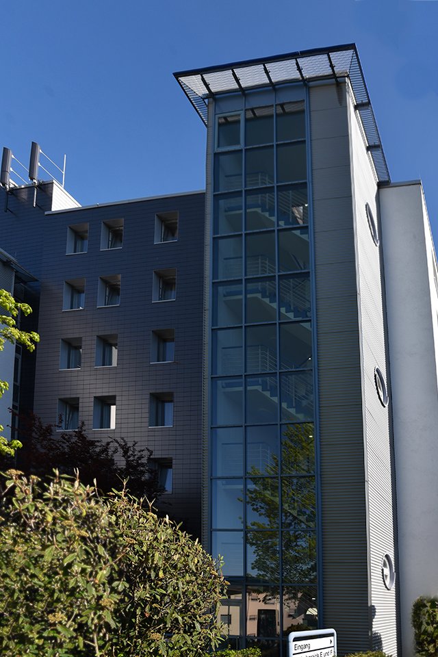 Modernes Studierendenwohnheim am Peter-Hille-Weg 13 in Paderborn mit Glasfassade und Eingang.