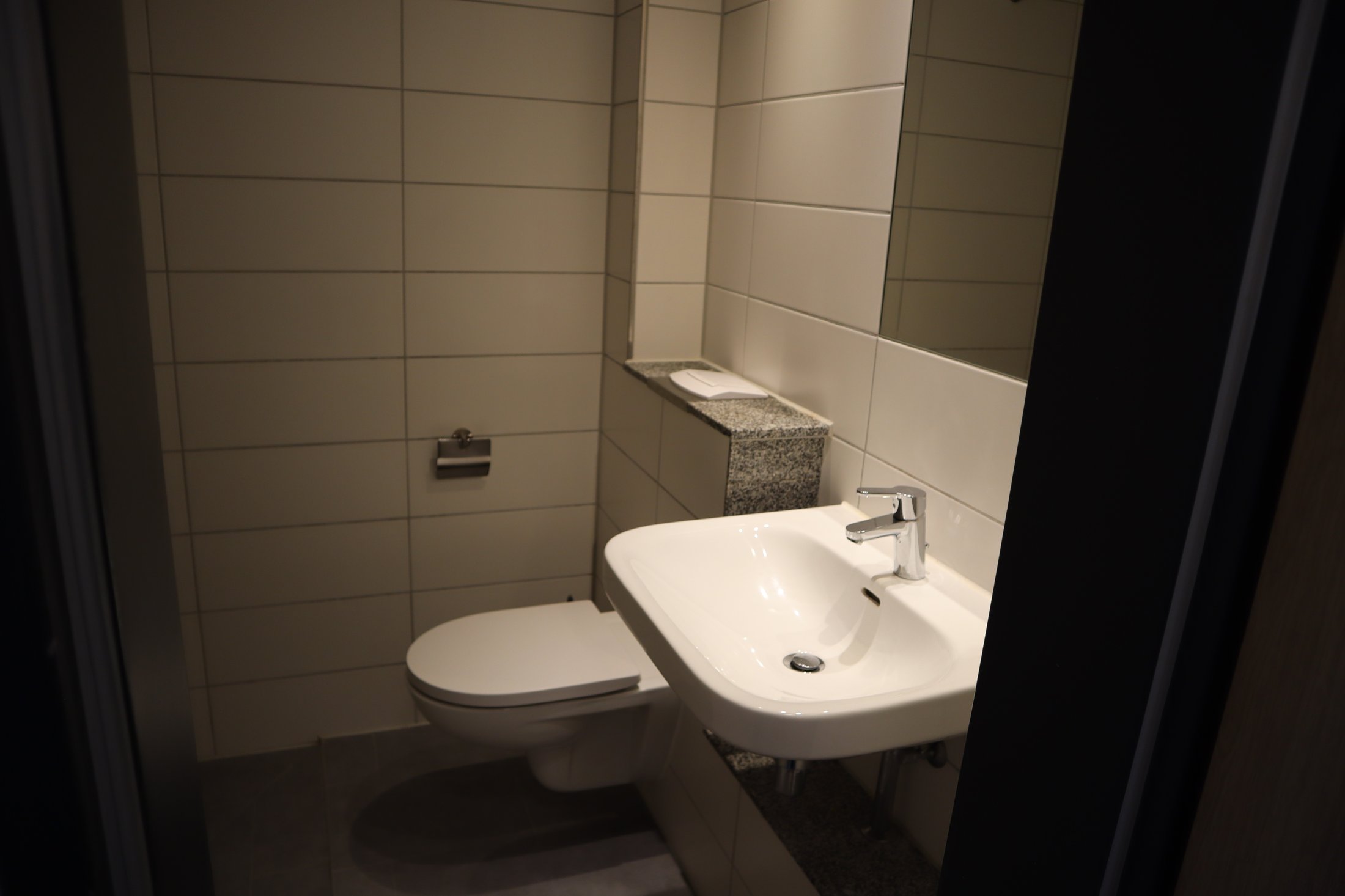 Modernes Badezimmer im Studierendenwohnheim, Paderborn-Peter Hille Weg 13, mit WC und Waschbecken in heller Gestaltung.